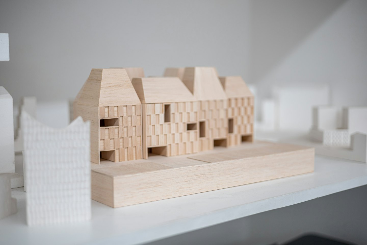 Maquette architecturale en bois d'un immeuble collectif en studio.